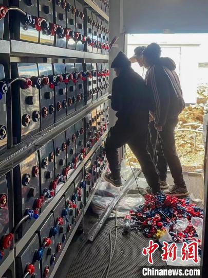 圖為微電網(wǎng)系統(tǒng)安裝調(diào)試現(xiàn)場(chǎng)。　孫寶鶴 攝