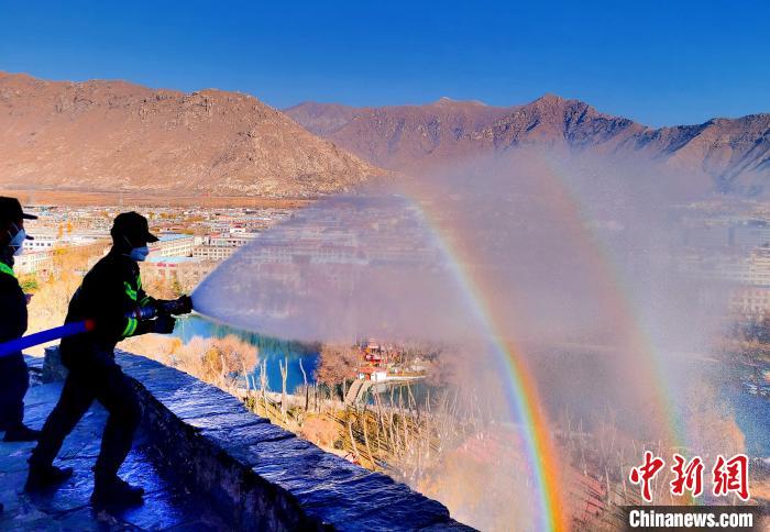 12月6日，布達拉宮消防救援大隊在布達拉宮山體林草區(qū)域開展?jié)窕ぷ?。　劉?攝