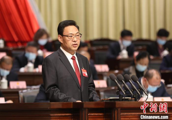 圖為青海省西寧市人民政府代市長石建平作政府工作報告。　祁增蓓 攝