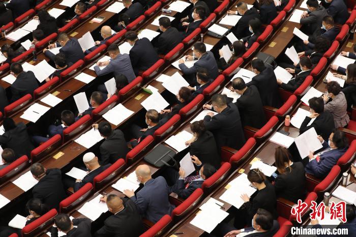 圖為會議現場，參會代表正在聽取政府工作報告?！∑钤鲚?攝