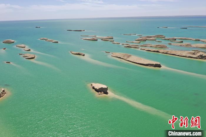 圖為海西州境內(nèi)的水上雅丹風(fēng)光?！≮w凜松 攝