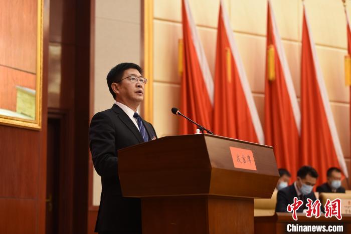 圖為青海省果洛州人民政府州長(zhǎng)葉萬(wàn)彬作政府工作報(bào)告?！　《嘟馨盒?攝