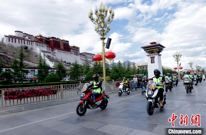 圖為2023年極地G219集結(jié)賽暨金卡納場(chǎng)地賽選手途經(jīng)拉薩布達(dá)拉宮?！∮文恋厍蚬﹫D