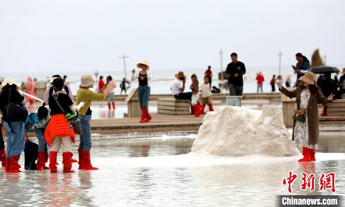 圖為游客在茶卡鹽湖拍照?！⊙Φ?攝