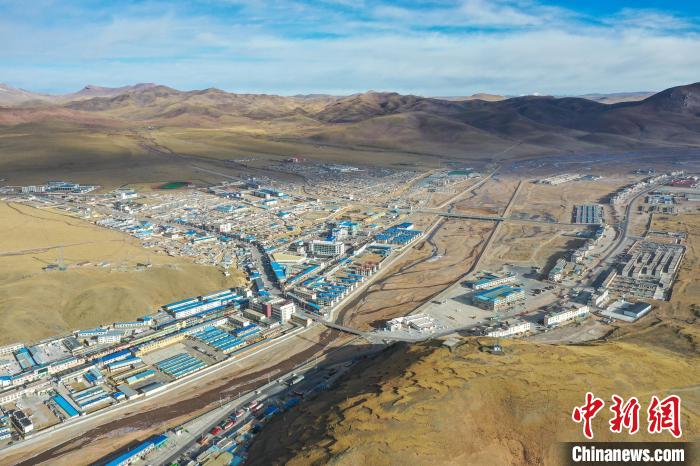 西藏安多:深秋時(shí)節(jié)高原小城風(fēng)光美