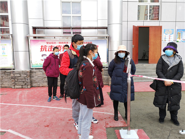 圖片默認(rèn)標(biāo)題_fororder_1、學(xué)生排隊(duì)進(jìn)入校園-攝影-左斌