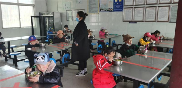 圖片默認(rèn)標(biāo)題_fororder_3、錯(cuò)峰就餐的學(xué)生們-攝影-左斌