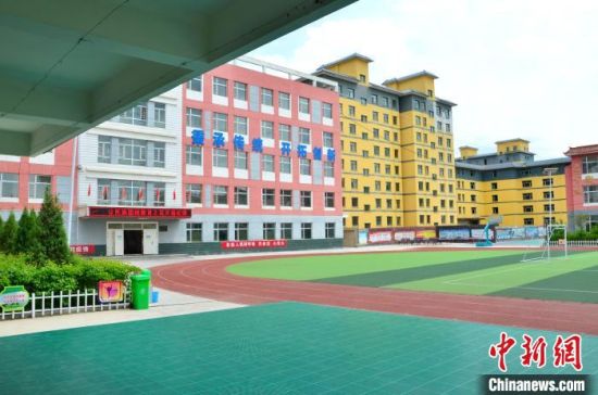 圖為化隆縣第一小學(xué)。　魯?shù)り?yáng)　攝