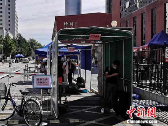 中國(guó)科學(xué)院大學(xué)校門外，豎立著“家長(zhǎng)止步”的提示牌。 中新網(wǎng) 張尼 攝