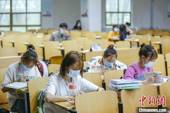 資料圖：學(xué)生在圖書(shū)館自習(xí)室內(nèi)學(xué)習(xí)?！⑾A 攝