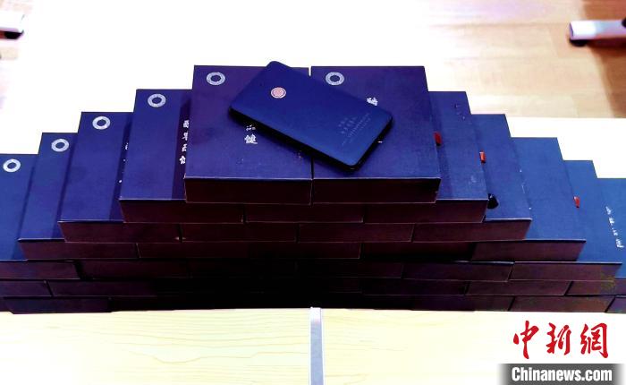 圖為西藏高山文化發(fā)展基金會向聶榮縣完全小學(xué)捐助的“電子健康體檢儀”。　于賓 攝