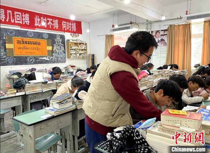 學(xué)生在免費(fèi)輔導(dǎo)班上課。　尼瑪初 攝