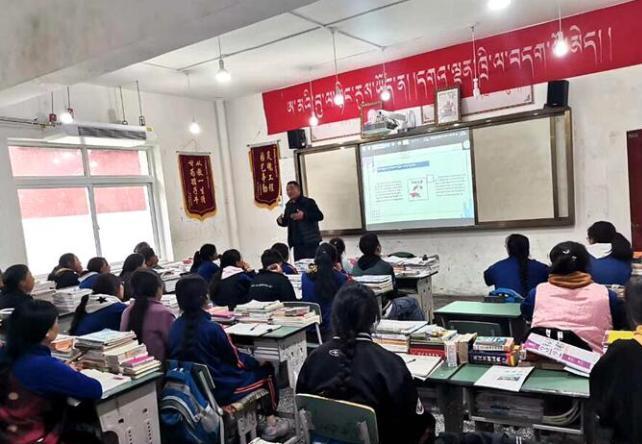 學生在免費輔導班上課。　尼瑪初 攝