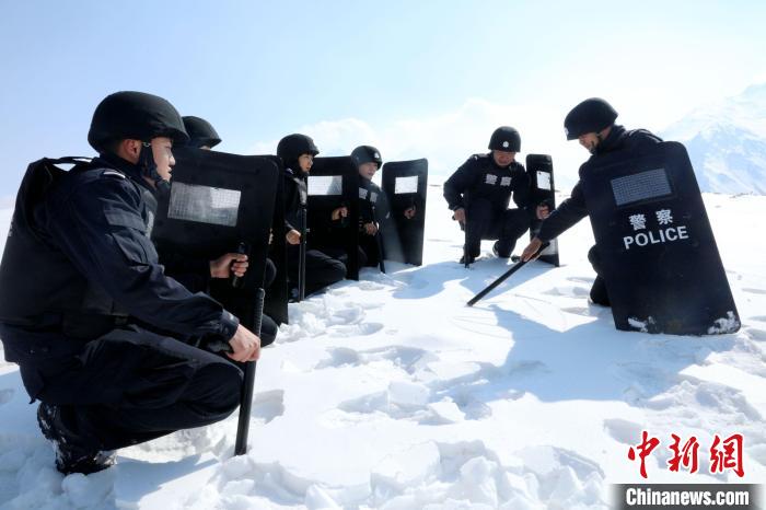 圖為扎西堅(jiān)參與隊(duì)友在巡邏途中?！≡鲌?jiān)參供圖