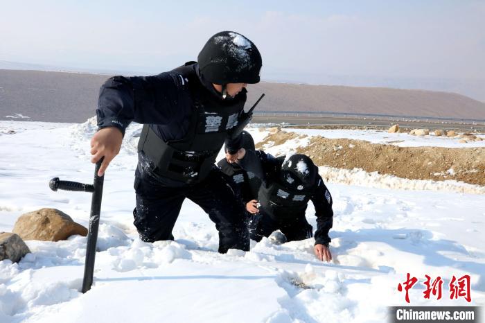 圖為扎西堅(jiān)參與隊(duì)友在巡邏途中?！≡鲌?jiān)參供圖