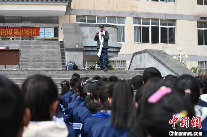 圖為西藏大學(xué)教授寧長春為中學(xué)生授課?！≮w朗 攝
