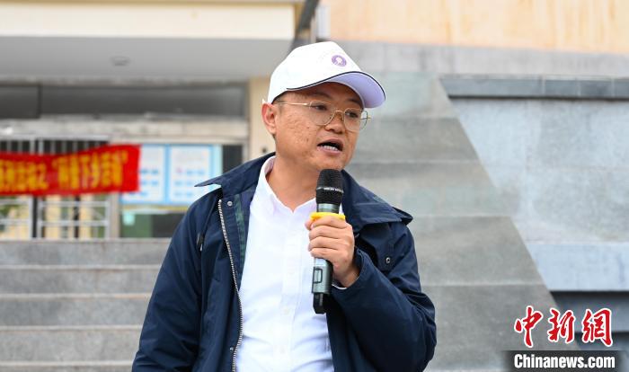 圖為西藏大學(xué)教授李昊為中學(xué)生授課?！≮w朗 攝