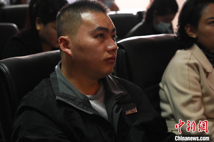 圖為企業(yè)工作人員參加講座?！≮w朗 攝