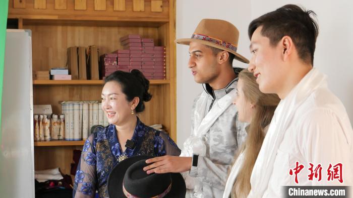 圖為留學(xué)生們正在直播帶貨?！≈x牧 攝