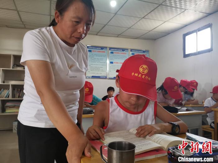 甘肅鄉(xiāng)村巾幗標(biāo)兵干一行愛一行：教書、建勞務(wù)施工隊(duì)成“大拿”