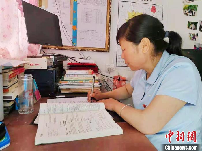 甘肅環(huán)縣“全能老師”堅(jiān)守“麻雀學(xué)?！保簩W(xué)生在，我就在