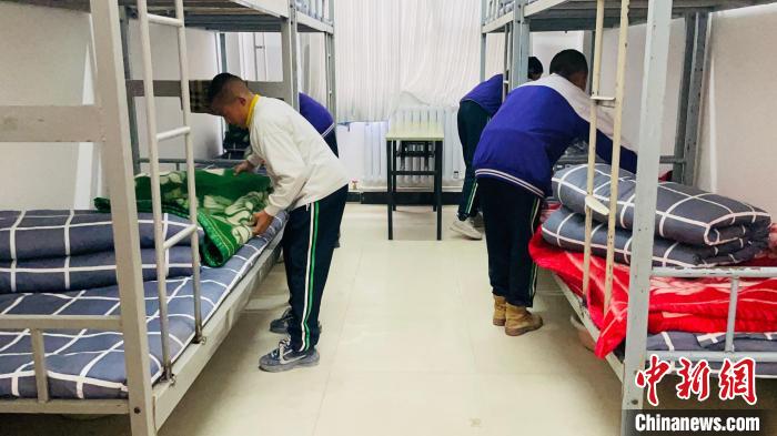 青?，敹嗟卣馂?zāi)后重建見聞：從帳篷教室到分區(qū)上課