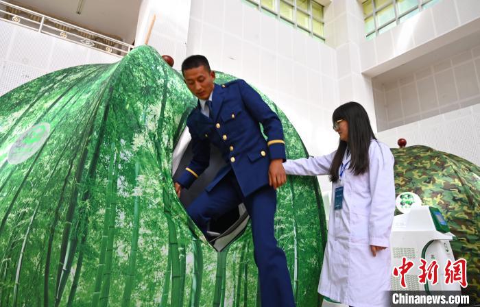 圖為參與完測試，消防員走出高壓氧倉?！≮w朗 攝