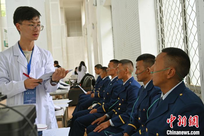 圖為研究團(tuán)隊成員登記消防員信息。　趙朗 攝