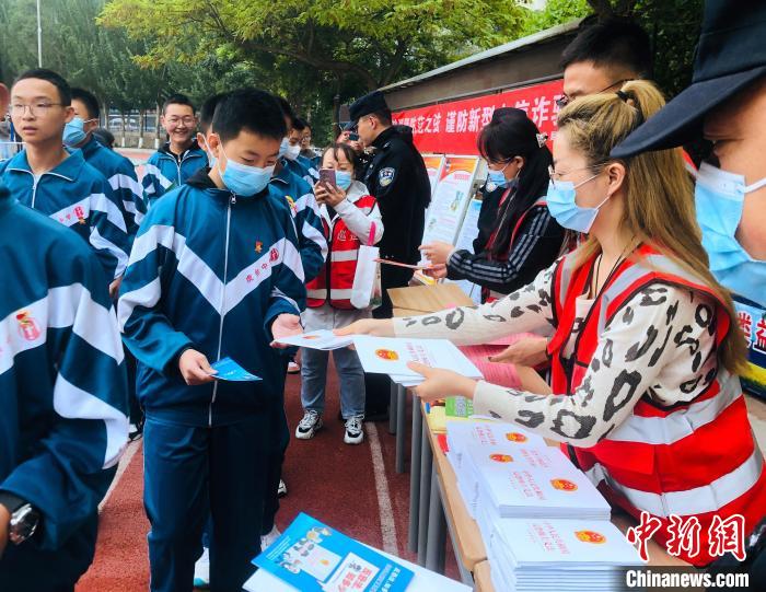 圖為西寧市法制宣傳進(jìn)校園?！∥鲗幨谐俏鲄^(qū)供圖