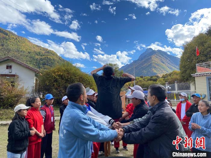 圖為學生們在西藏巴松措青少年活動營地開展趣味活動?！∥鞑厍嗌倌陮嵺`教育基地供圖
