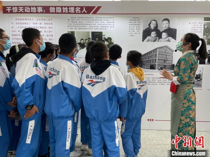 圖為學(xué)生正在聽講解員講解?！≈x牧 攝