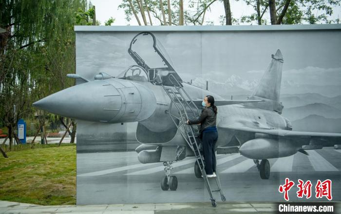 “猛龍出擊”互動(dòng)墻前市民體驗(yàn)登機(jī)場景。　劉忠俊 攝