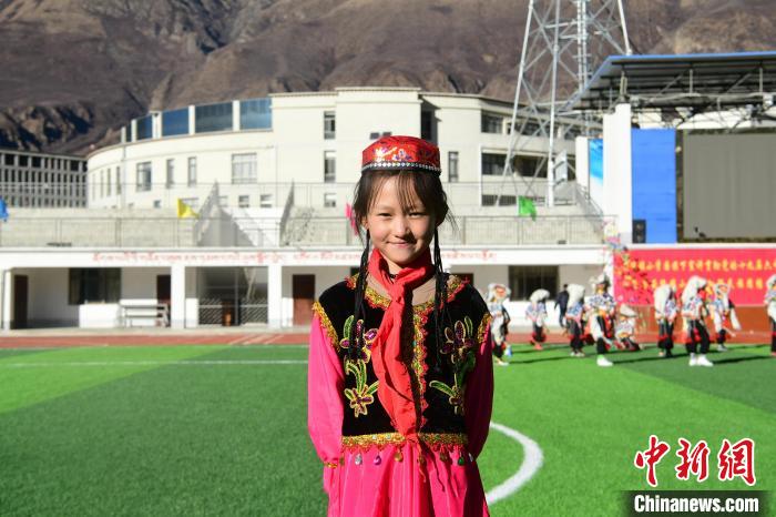 圖為加查縣安繞鎮(zhèn)小學(xué)回族學(xué)生馬萍?！∝暩聛硭?攝