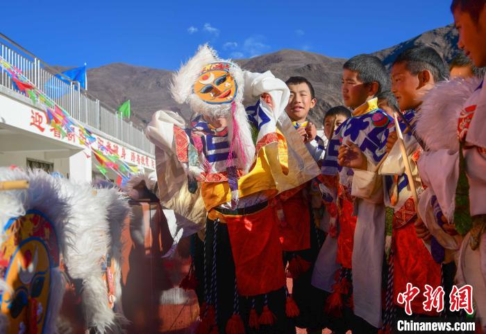 圖為加查縣安繞鎮(zhèn)小學(xué)學(xué)生在試穿藏戲面具。　貢嘎來松 攝