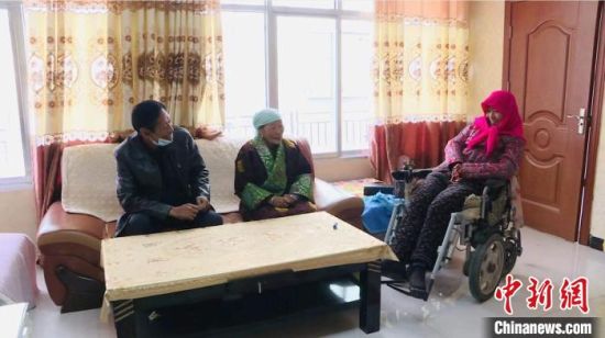 圖為仁欠卓瑪一家在房間里愉快的聊天?！《继m縣委宣傳部 供圖 　　