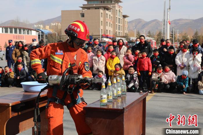 圖為消防救援人員技能展示?！铨埥?攝