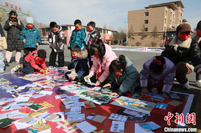 圖為小朋友們參加趣味游戲活動(dòng)?！铨埥?攝