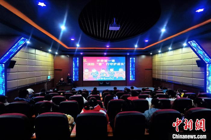 圖為小朋友們上消防安全知識(shí)教育課。　楊龍建 攝