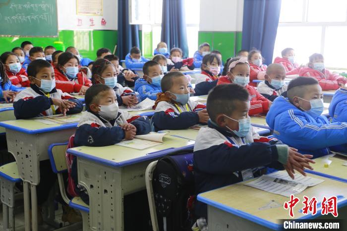 圖為學(xué)生學(xué)習(xí)七步洗手法?！●R銘言 攝