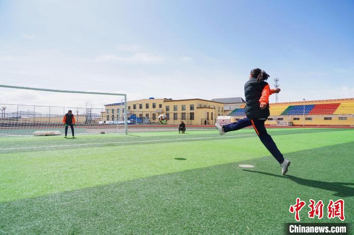 圖為一名女孩進(jìn)行射門訓(xùn)練?！●R銘言 攝