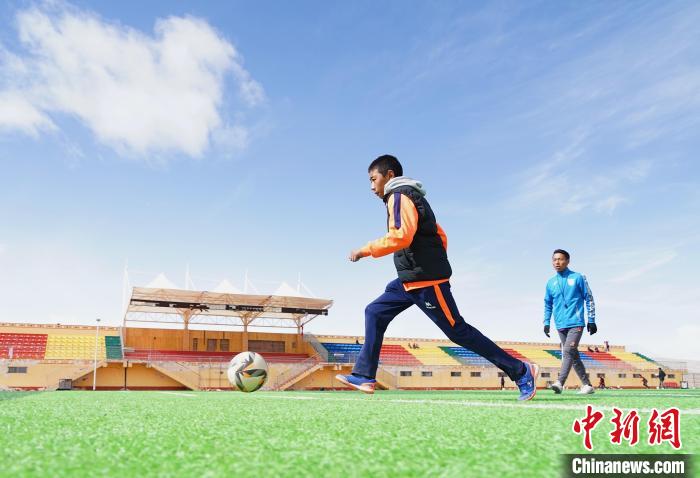 圖為一名男孩運(yùn)球射門?！●R銘言 攝