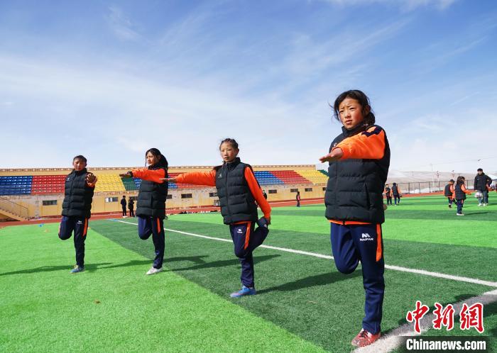 圖為孩子們正在熱身?！●R銘言 攝