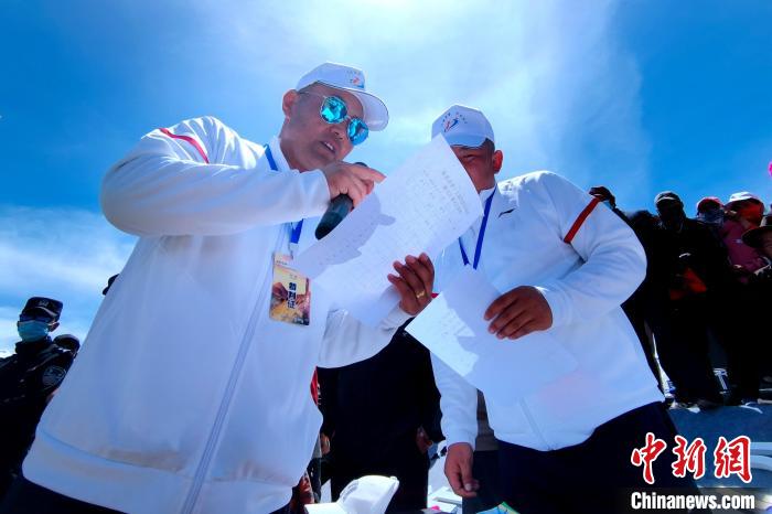 圖為裁判員統(tǒng)計(jì)牧民運(yùn)動(dòng)項(xiàng)目比賽成績(jī)?！±铍h 攝