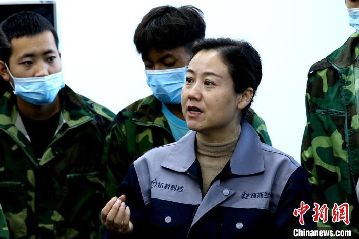 圖為李富香給與學生交流。(資料圖) 青海省教育廳供圖