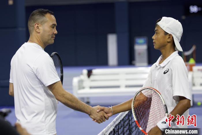 闊別兩年后，王發(fā)(右一)和王育喜(左一)再握手?！↑S迪燊 攝