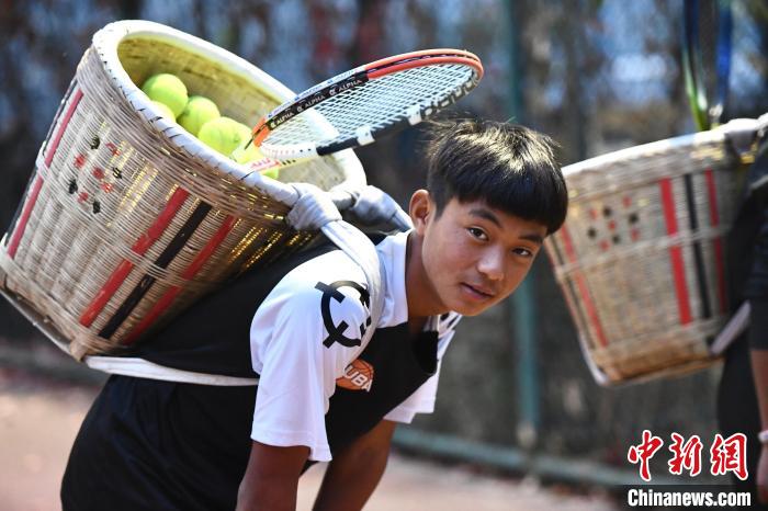 圖為“背簍少年”王發(fā)正在廊坊市體育館網(wǎng)球訓練中心進行訓練?！∴嵆孔?攝