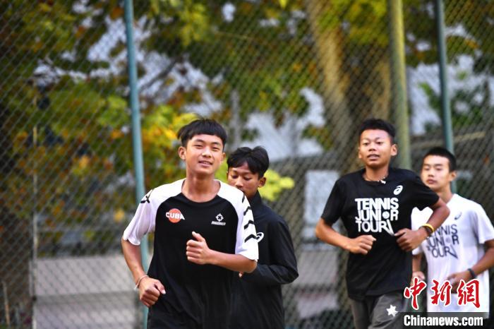 圖為王發(fā)和隊友們進行體能訓練。　鄭晨子 攝