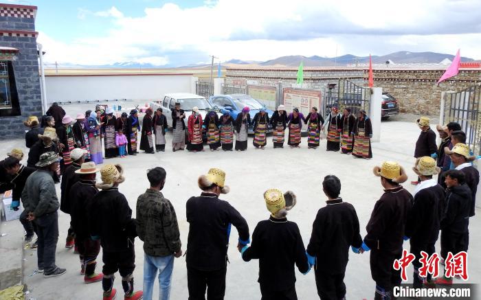 圖為普瑪江塘鄉(xiāng)民眾載歌載舞?！±丝ㄗ涌h網(wǎng)信辦供圖