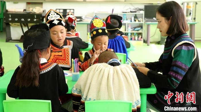 正在上課的學(xué)生?！√茊⒑?攝