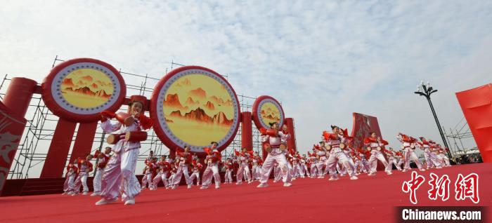 圖為山西翼城花鼓展演?！×赫赵?攝